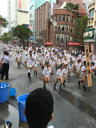 日本留遊學 博多祇園祭​​​​​​​，小孩也一同參與